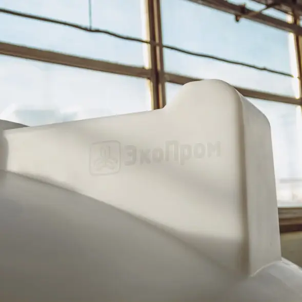 Емкость ЦКТ 5000 л с патрубком 90мм под плотность до 1,5 г/см3 белая в обрешетке с лестницей