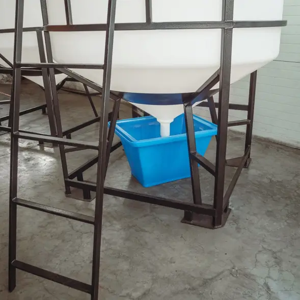 Емкость ЦКТ 3000 л с патрубком 160мм с фланцем под плотность до 1,5 г/см3 белая в обрешетке