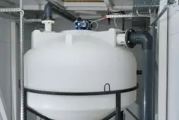 Емкость ЦКТ 3000 л с патрубком 160мм с фланцем под плотность до 1,5 г/см3 белая в обрешетке с лестницей