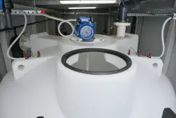 Емкость ЦКТ 3000 л с патрубком 90мм белая в обрешетке с лестницей