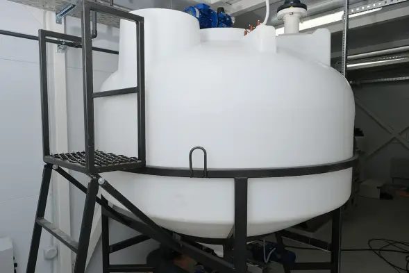 Емкость ЦКТ 3000 л с патрубком 90мм под плотность до 1,2 г/см3 белая в обрешетке с лестницей