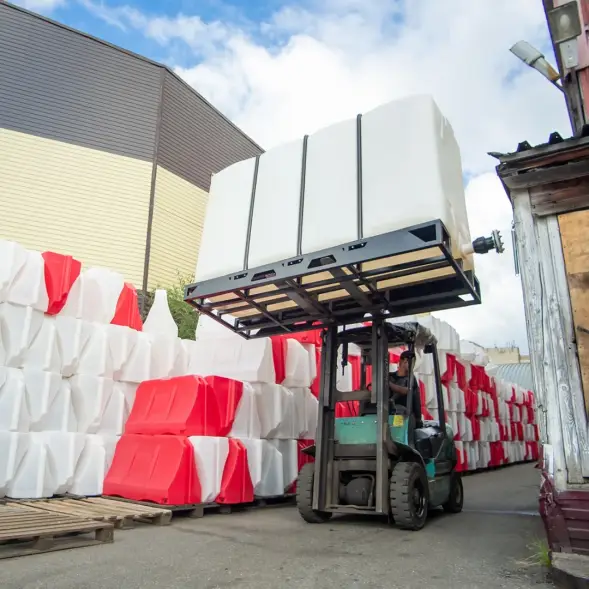 Емкость KR 4000л с 2 патрубками 90 и 63 мм белая в обрешетке (полный слив)