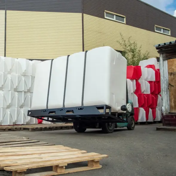 Емкость KR 4000л с 2 патрубками 90 и 63 мм белая в обрешетке (полный слив)