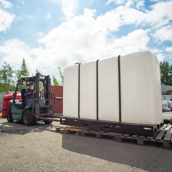 Емкость KR 4000л с 2 патрубками 90 и 63 мм белая в обрешетке (полный слив)