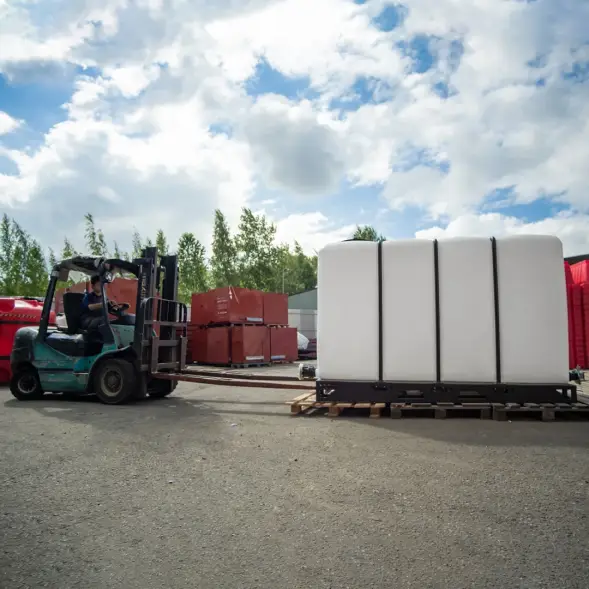 Емкость KR 4000л с 2 патрубками 90 и 63 мм белая в обрешетке (полный слив)