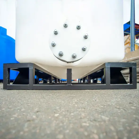 Емкость KR 4000л с 2 патрубками 90 и 63 мм белая в обрешетке (полный слив)