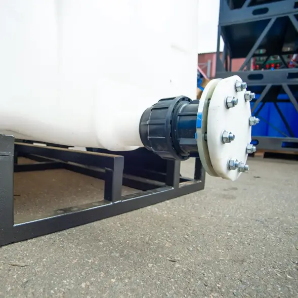 Емкость KR 4000л с 2 патрубками 90 и 63 мм белая в обрешетке (полный слив)