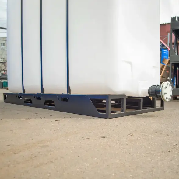 Емкость KR 4000л с 2 патрубками 90 и 63 мм белая в обрешетке (полный слив)