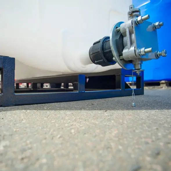 Емкость KR 4000л с 2 патрубками 90 и 63 мм белая в обрешетке (полный слив)