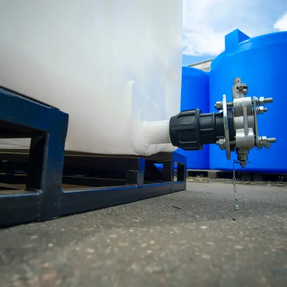 Емкость KR 4000л с 2 патрубками 90 и 63 мм белая в обрешетке (полный слив)