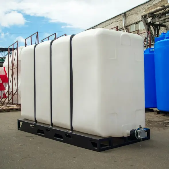 Емкость KR 4000л с 2 патрубками 90 и 63 мм белая в обрешетке (полный слив)