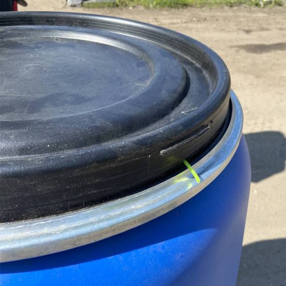 Бочка пластиковая с крышкой и металлическим обручем, 227 л, синий [22010006]