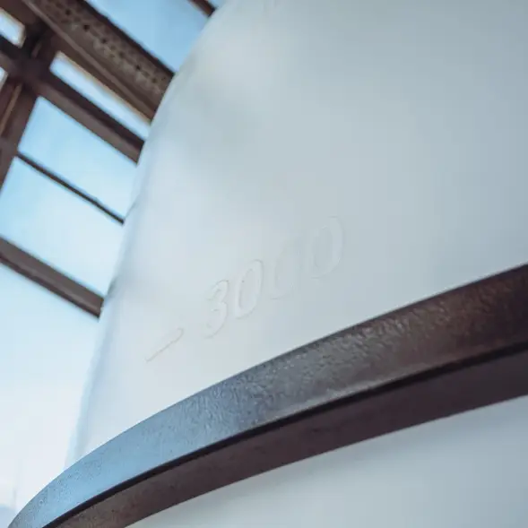 Емкость ЦКТ 5000 л с патрубком 110мм с фланцем под плотность до 1,5 г/см3 белая в обрешетке с лестницей