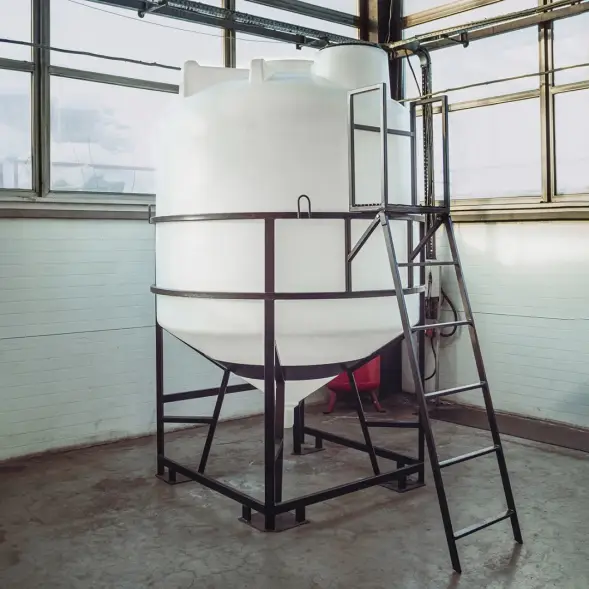 Емкость ЦКТ 5000 л с патрубком 160мм под плотность до 1,5 г/см3 белая в обрешетке с лестницей