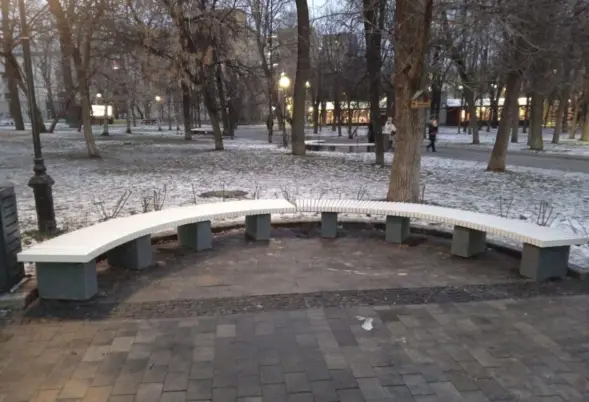 Скамейка стальная «Радиус» на бетонных опорах без спинки 3,65 м