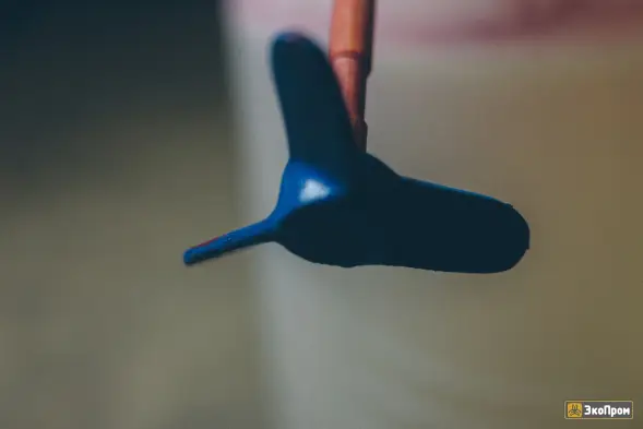 Емкость ФМ 1000 в обрешетке с лопастной мешалкой