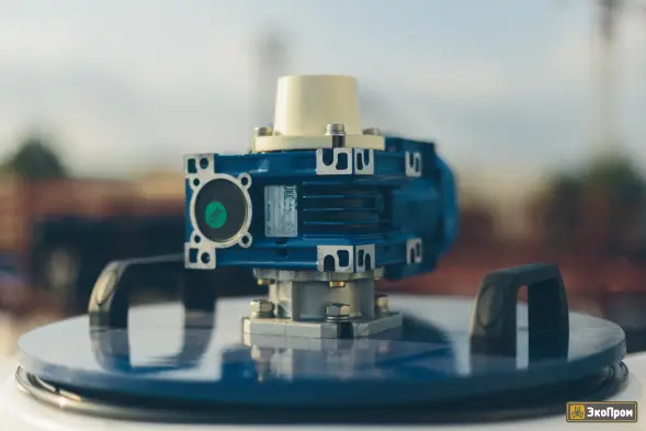 Емкость ФМ 1000 в обрешетке с лопастной мешалкой