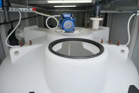 Емкость ЦКТ 3000 л с патрубком 110мм с фланцем белая в обрешетке