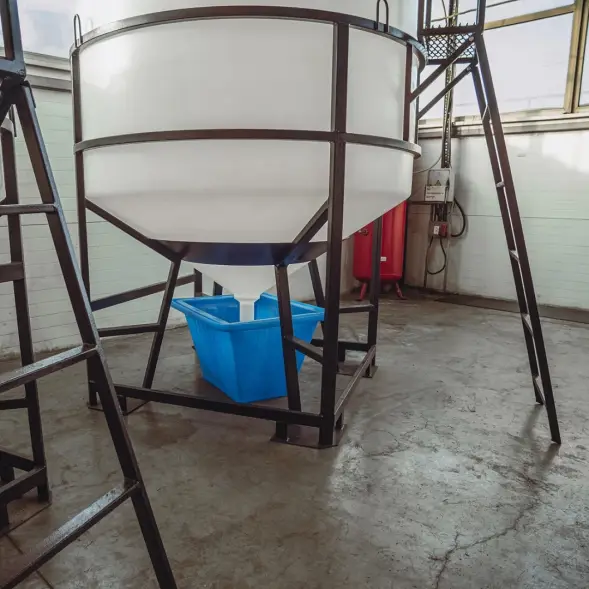 Емкость ЦКТ 5000 л с патрубком 90мм с фланцем под плотность до 1,5 г/см3 белая в обрешетке