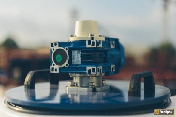 Емкость ФМ 1000 л в обрешетке с лопастной мешалкой