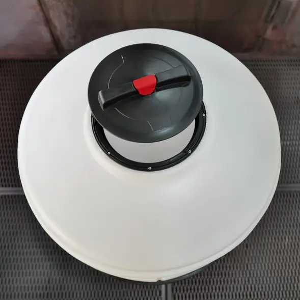 Емкость ФМ 500 л под плотность до 1,2 г/см3 белая в обрешетке