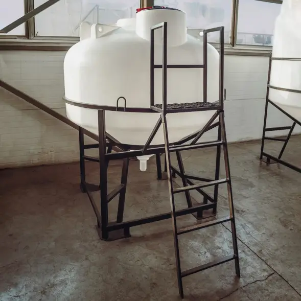 Емкость ЦКТ 3000 л с патрубком 110мм под плотность до 1,2 г/см3 белая в обрешетке с лестницей