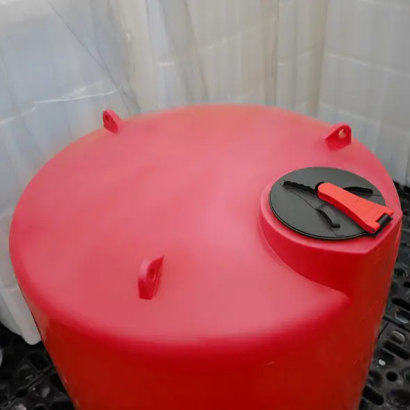 Емкость TRN 6000л КАС с откидной крышкой красная