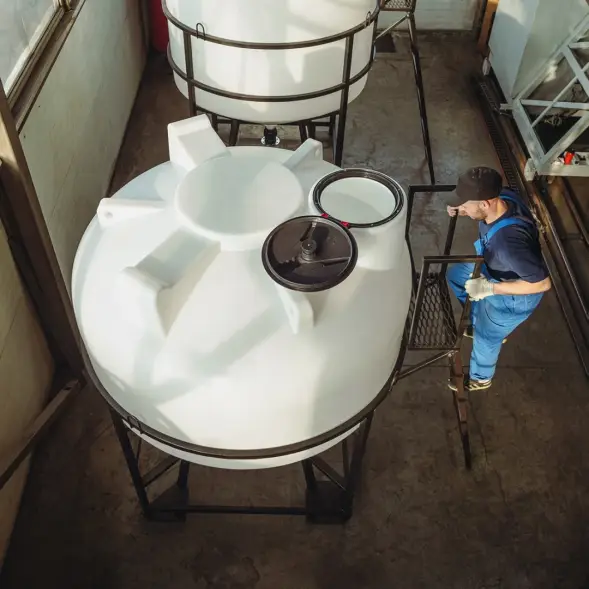 Емкость ЦКТ 3000 л с патрубком 110мм с фланцем под плотность до 1,2 г/см3 белая в обрешетке с лестницей