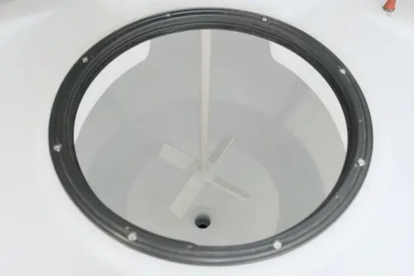 Емкость ЦКТ 3000 л с патрубком 160мм с фланцем под плотность до 1,2 г/см3 белая в обрешетке с лестницей