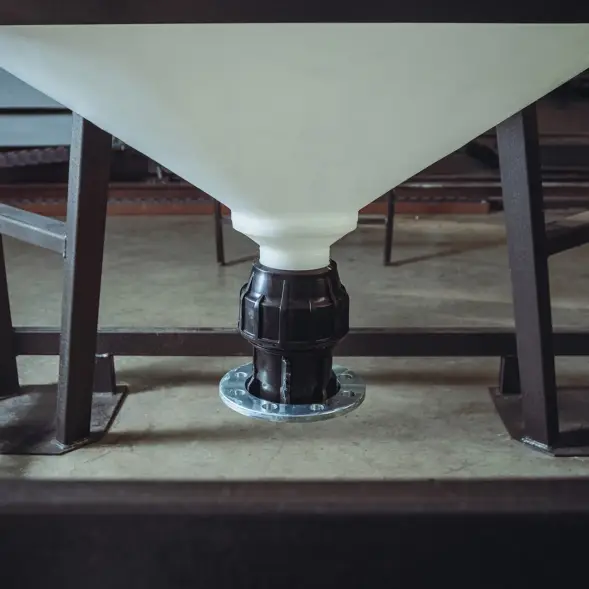 Емкость ЦКТ 3000 л с патрубком 160мм с фланцем под плотность до 1,2 г/см3 белая в обрешетке с лестницей