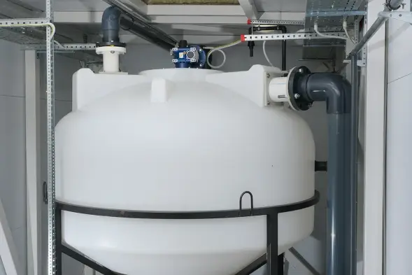 Емкость ЦКТ 3000 л с патрубком 90мм под плотность до 1,2 г/см3 белая в обрешетке с лестницей