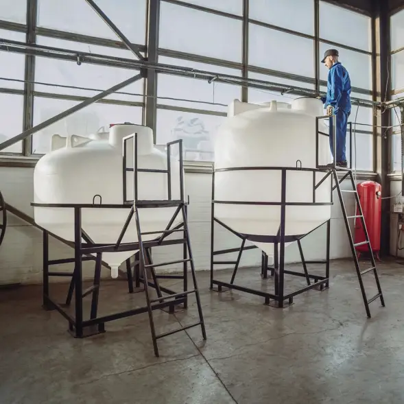 Емкость ЦКТ 3000 л с патрубком 90мм под плотность до 1,2 г/см3 белая в обрешетке с лестницей