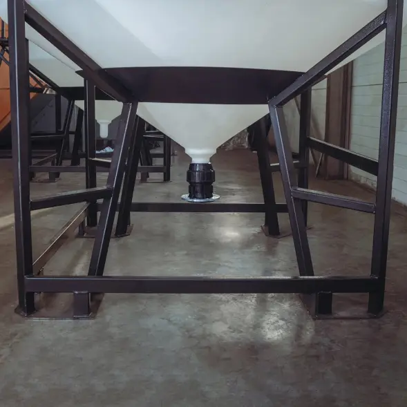 Емкость ЦКТ 3000 л с патрубком 90мм под плотность до 1,2 г/см3 белая в обрешетке с лестницей