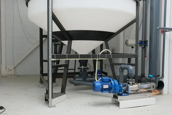 Емкость ЦКТ 3000 л с патрубком 90мм с фланцем под плотность до 1,5 г/см3 белая в обрешетке