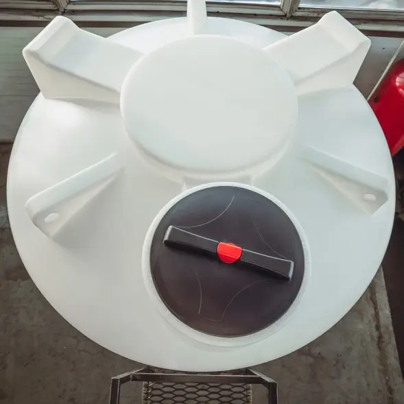 Емкость ЦКТ 5000 л с патрубком 110мм под плотность до 1,2 г/см3 белая в обрешетке с лестницей