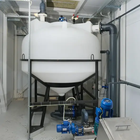 Емкость ЦКТ 3000 л с патрубком 110мм белая в обрешетке с лестницей