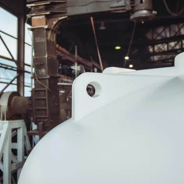 Емкость ЦКТ 3000 л с патрубком 110мм белая в обрешетке с лестницей