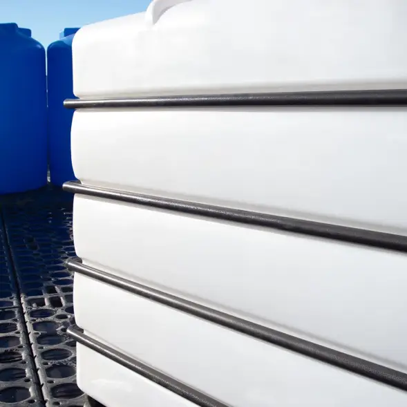 Емкость K 3000л белая с откидной крышкой в обрешетке