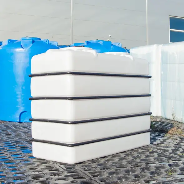 Емкость K 3000л белая с откидной крышкой в обрешетке