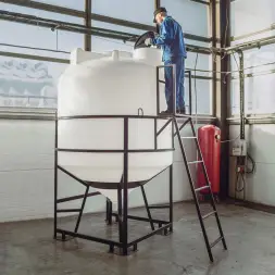 Емкость ЦКТ 5000 л с патрубком 160мм под плотность до 1,2 г/см3 белая в обрешетке с лестницей