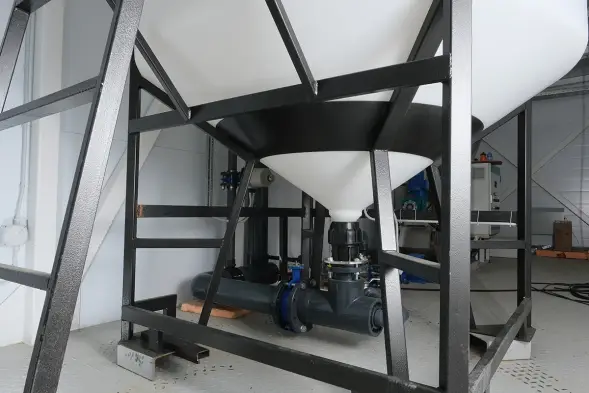 Емкость ЦКТ 3000 л с патрубком 110мм с фланцем под плотность до 1,2 г/см3 белая в обрешетке с лестницей