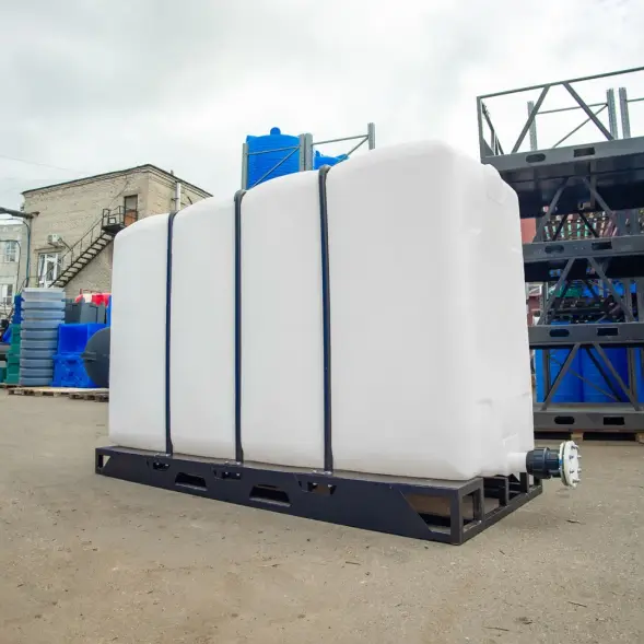 Емкость KR 4000л белая в обрешетке (полный слив)