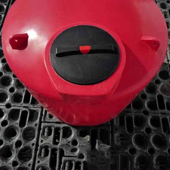 Емкость TOR 2000л КАС с откидной крышкой красная